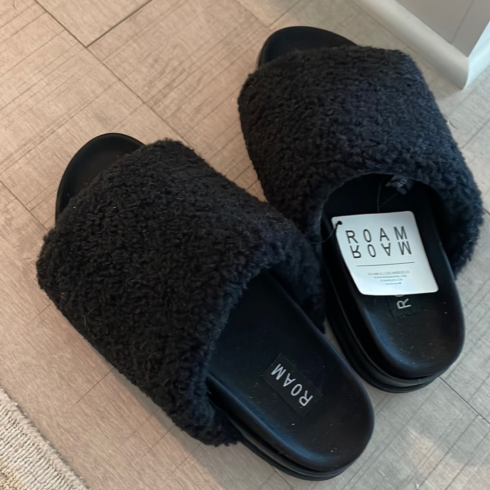 Roam slides size 40, never been worn